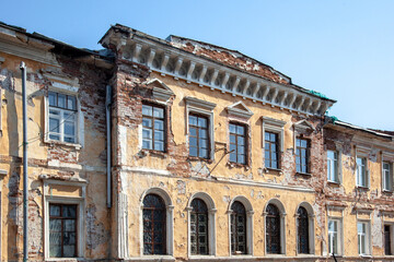 Fototapeta na wymiar old city building, with a damaged and dilapidated facade