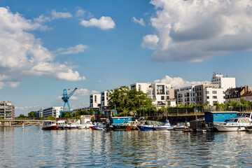 Moderne Neubau-Immobilien am Wasser im Hafen Offenbach am Main, Hessen: Entwicklung eines neuen Wohnquartiers einer Stadt mit Eigentumswohnungen und Apartments
