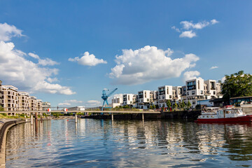 Moderne Neubau-Immobilien am Wasser im Hafen Offenbach am Main, Hessen: Entwicklung eines neuen Wohnquartiers einer Stadt mit Eigentumswohnungen und Apartments
