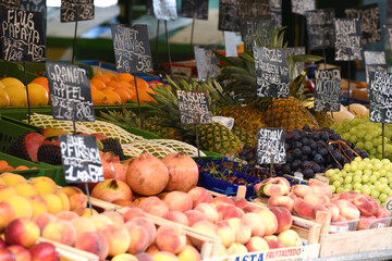 Der bekannte Naschmarkt in Wien, Österreich, Europa