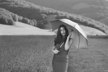 Ragazza con ombrello a Castelluccio di Norcia - Umbria
