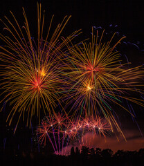 Obraz premium Allassac (Corrèze, France) - Feu d'artifice de la fête annuelle du village tiré depuis le stade du Colombier