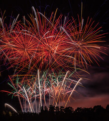 Allassac (Corrèze, France) - Feu d'artifice de la fête annuelle du village tiré depuis le stade...