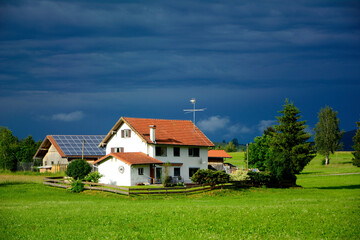 Fototapeta na wymiar alpejski domek, alpejska wioska i dom na wsi, house in alpine village, house in the valley 