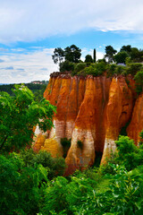 ochrowe, pomarańczowe skały, Provence in France, trees  on the cliff, house on ocher yellow rock,