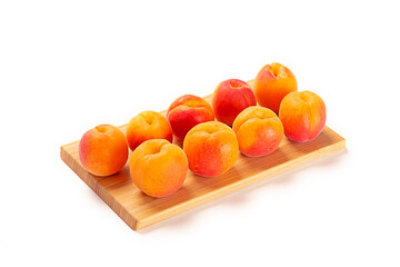 albaricoque sobre tabla de cortar de madera. aislada fondo blanco close-up