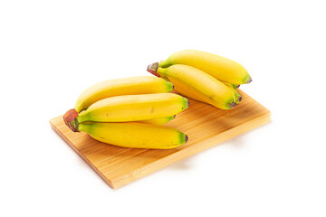 bananito  en racimos sobre tabla de madera. imagen aislada recortada en fondo blanco
