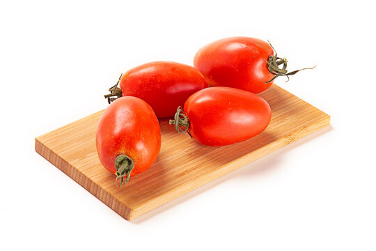 tomate de pera en tabla de cortar de madera, imagen aislada recortada en fondo blanco