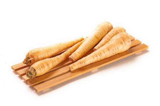 chirivia zanahoria blanca en tabla de cortar de madera, imagen aislada recortada en fondo blanco