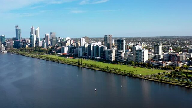 オーストラリアの西オーストラリア州パースの町並みをドローンで空から撮影した空撮動画 Aerial video of the cityscape of Perth, Western Australia, Australia, taken from the sky with a drone.