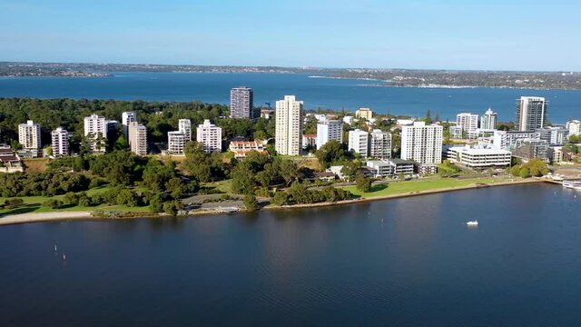 オーストラリアの西オーストラリア州パースの町並みをドローンで空から撮影した空撮動画 Aerial video of the cityscape of Perth, Western Australia, Australia, taken from the sky with a drone.