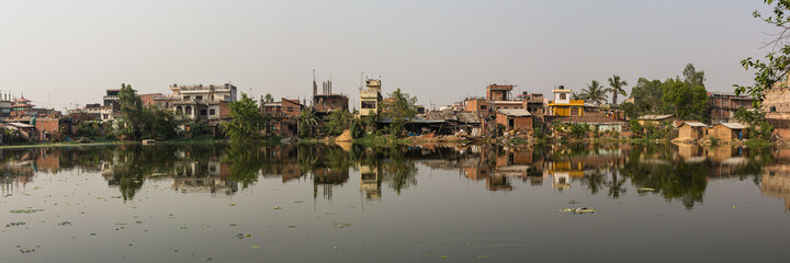Fototapeta na wymiar ネパール　ヒンドゥー教の聖地ジャナクプルの郊外の町並みと大きな池