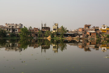 Fototapeta na wymiar ネパール　ヒンドゥー教の聖地ジャナクプルの郊外の町並みと大きな池