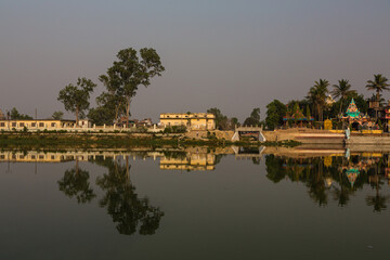 ネパール　ヒンドゥー教の聖地ジャナクプルの大きな沐浴の池とヒンドゥー教寺院