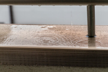 雨で濡れた手すり