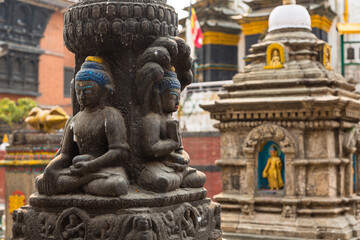 ネパール　カトマンズの広場に建つ仏教寺院の仏陀像
