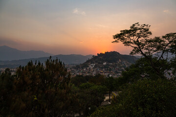 ネパール　カトマンズのスワヤンブナート寺院のある丘から見えるカトマンズ盆地と夕焼けでオレンジに染まった空