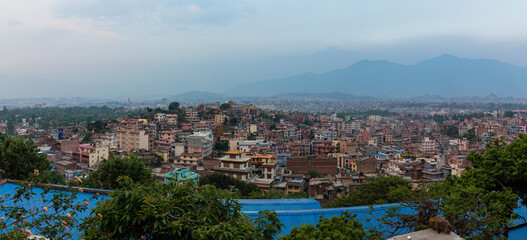 Naklejka premium ネパール カトマンズのスワヤンブナート寺院のある丘から見える市街地の街並み