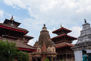 ネパール　パタンのダルバール広場に建つ旧王宮、ハリ・シャンカル寺院、ナラシンハ寺院とビシュヌ寺院