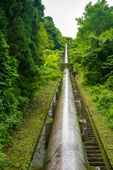 Fototapeta premium 富山県富山市の立山連峰、鍬崎山、大品山、瀬戸蔵山の登山道の風景 A view of the trails in the Tateyama Mountain Range, Mt. Kuwasaki, Mt. Oshina, Mt. Setokura, Toyama city, Toyama prefecture. 