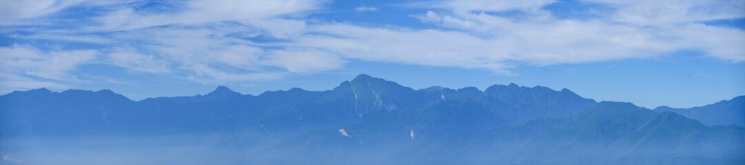 展望台から見る南アルプスのパノラマ情景＠富士見高原、山梨