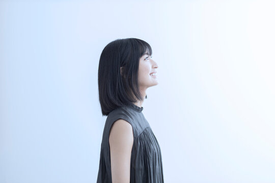 微笑む若い日本人女性の横顔