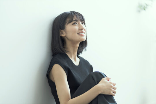 見上げる若い日本人女性