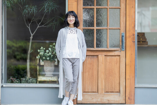 ドアの前に立つ若い日本人女性