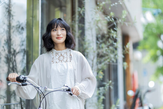 自転車と若い日本人女性