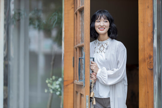 ドアを開ける若い日本人女性