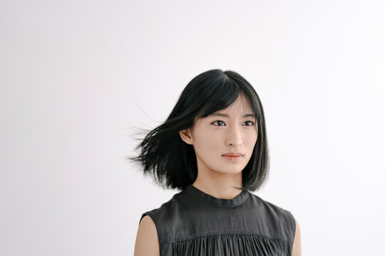 髪をなびかせる若い日本人女性のポートレート