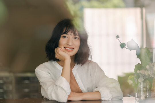 頬杖をつく若い日本人女性