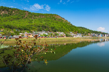 ネパール　ポカラのレイクサイドのペワ湖の風景と湖畔の街並み