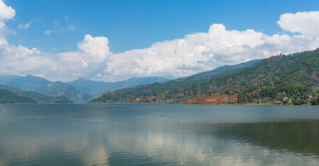 ネパール　ポカラのレイクサイドからのペワ湖の風景と山々