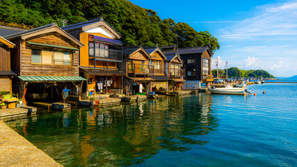 Fototapeta na wymiar houses on the river