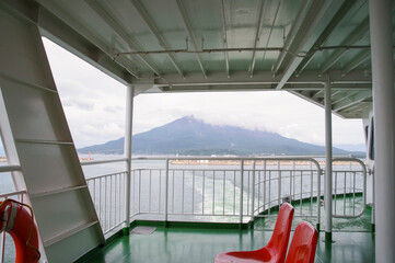 錦江湾を渡るフェリー船から見る桜島