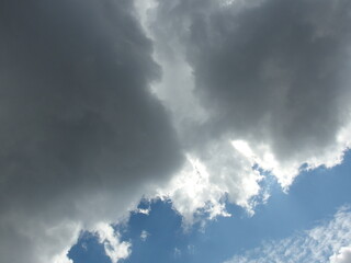 Fototapeta premium 灰色の雲の多い空