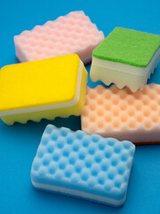 カラフルなキッチンスポンジ
