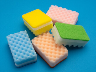 カラフルなキッチンスポンジ
