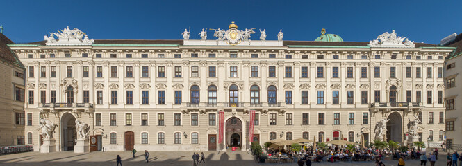 Fototapeta na wymiar Panoramaansicht des Reichskanzleitraktes in der Hofburg in Wien bei schönem Wetter