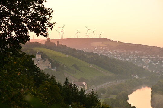 Schloss Mainberg, Panoramablick mit Aussicht von der Petersstirn im Sonnenaufgang am fr&uuml;hen Morgen mit Himmelsr&ouml;te, Schonungen, Schweinfurt, Franken, Bayern, Deutschland