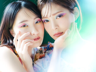 女性二人のポートレート