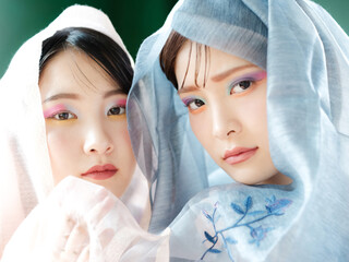女性二人のポートレート