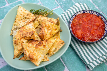tortilla mexicaine aux herbes et épices accompagnées du sauce tomate
