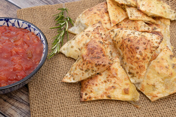 tortilla mexicaine aux herbes et épices accompagnées du sauce tomate