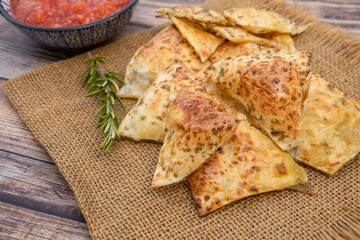 tortilla mexicaine aux herbes et épices accompagnées du sauce tomate