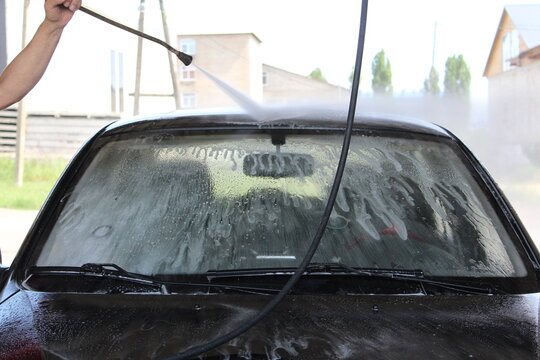 a man independently washes a car kercher