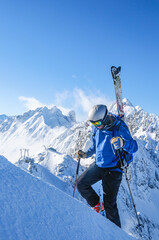 Freeskier beim Aufstieg im Hochgebirge in der Innsbrucker Nordkette
