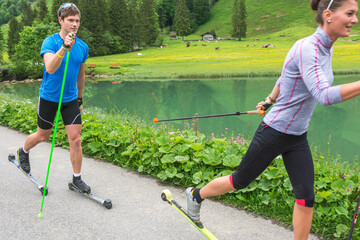 Junge Sportler trainieren auf Skirollern