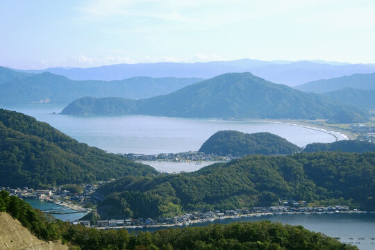 三方五湖レインボーライン山頂公園から見る岸辺の町並み／日本福井県三方上中郡若狭町